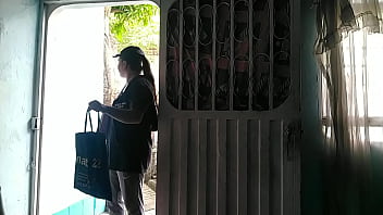 Luego de recibir el domicilio invito a la chica a pasar y darle un agradecimiento oral