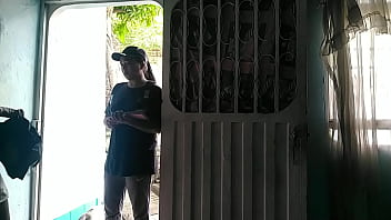 Luego de recibir el domicilio invito a la chica a pasar y darle un agradecimiento oral