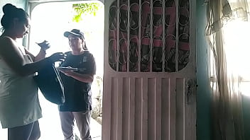 Luego de recibir el domicilio invito a la chica a pasar y darle un agradecimiento oral