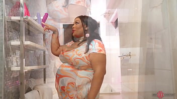 Bbw gives sloppy toppy to a dildo