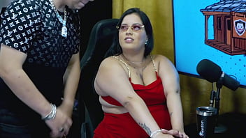 Ruan atacou a pri melancia de jeito prendeu os braços dela com a algema e encheu ela de beijos ainda pegou na buceta dela podcast pápum no barraco