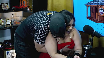 Ruan atacou a pri melancia de jeito prendeu os braços dela com a algema e encheu ela de beijos ainda pegou na buceta dela podcast pápum no barraco