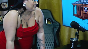 Ruan atacou a pri melancia de jeito prendeu os braços dela com a algema e encheu ela de beijos ainda pegou na buceta dela podcast pápum no barraco