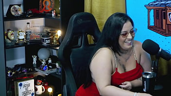 Ruan atacou a pri melancia de jeito prendeu os braços dela com a algema e encheu ela de beijos ainda pegou na buceta dela podcast pápum no barraco