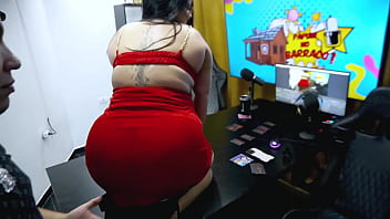 Ruan atacou a pri melancia de jeito prendeu os braços dela com a algema e encheu ela de beijos ainda pegou na buceta dela podcast pápum no barraco