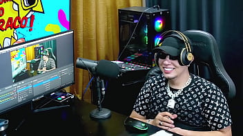 Ruan atacou a pri melancia de jeito prendeu os braços dela com a algema e encheu ela de beijos ainda pegou na buceta dela podcast pápum no barraco