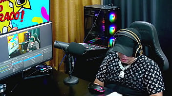 Ruan atacou a pri melancia de jeito prendeu os braços dela com a algema e encheu ela de beijos ainda pegou na buceta dela podcast pápum no barraco