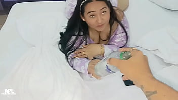 Me gusta divertirme con mi esposa haciendo un rico y divertido juego de roles mientras me follo su gran culo y la lleno de creampie parte 1