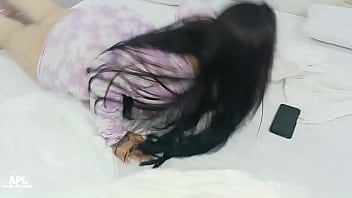 Me gusta divertirme con mi esposa haciendo un rico y divertido juego de roles mientras me follo su gran culo y la lleno de creampie parte 1