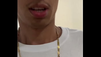 Peguei ela no flagra tomando banho e cair de boca na buceta