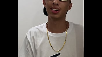 Peguei ela no flagra tomando banho e cair de boca na buceta