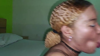 Elle le gusta hacer cada momento el mamar mi pene con todo el placer