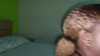 Elle le gusta hacer cada momento el mamar mi pene con todo el placer