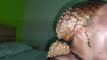 Elle le gusta hacer cada momento el mamar mi pene con todo el placer