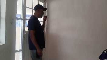 Mi vecino pervertido viene a casa a por azúcar y termina follándome el culo enorme con su polla dura ¡qué rico