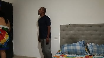 Mi vecino pervertido viene a casa a por azúcar y termina follándome el culo enorme con su polla dura ¡qué rico