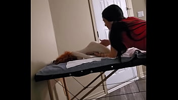 Emy angel joue avec sa rousse et son corps