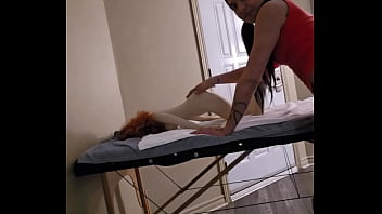 Emy angel joue avec sa rousse et son corps