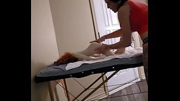 Emy angel joue avec sa rousse et son corps