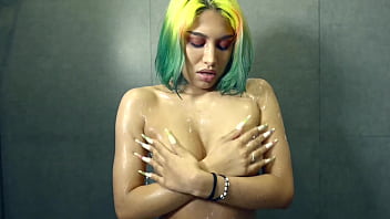 Tattooed girl roxy lips stretching her soapy asshole