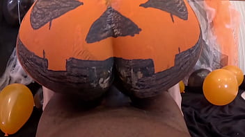 Lobisomem fodi a mulher abóbora na noite de halloween nem o cuzinho dela escapa da pica preta