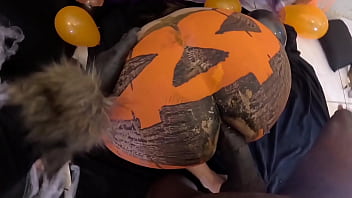 Lobisomem fodi a mulher abóbora na noite de halloween nem o cuzinho dela escapa da pica preta
