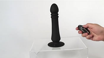 ズンズンとアナルの奥を突き上げる、強力吸盤付きのアナルバイブ