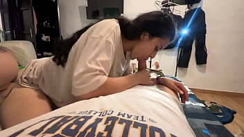 Increible mamada de mi hermanastra mientras estábamos solos en casa