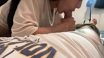 Increible mamada de mi hermanastra mientras estábamos solos en casa