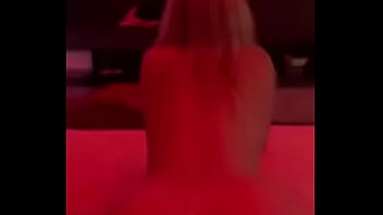 Está hermosa rubia cabalga mientras gime rico