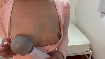 ジーンズ履きながら電マでおまんこを押し当ててたら気持ちよくなりました