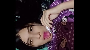 La vecina latina cachonda entra y ve a su vecino blanco masturbándose