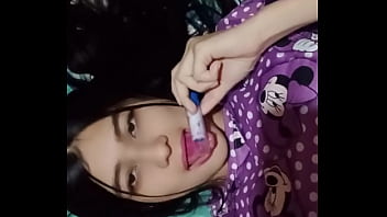 La vecina latina cachonda entra y ve a su vecino blanco masturbándose