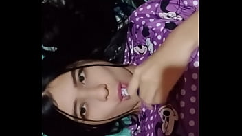 La vecina latina cachonda entra y ve a su vecino blanco masturbándose