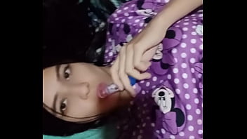 La vecina latina cachonda entra y ve a su vecino blanco masturbándose