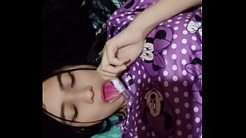 La vecina latina cachonda entra y ve a su vecino blanco masturbándose