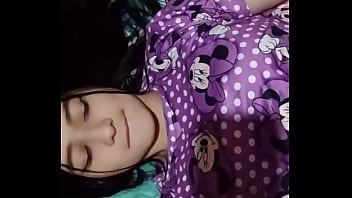 La vecina latina cachonda entra y ve a su vecino blanco masturbándose