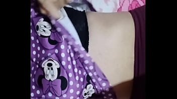 La vecina latina cachonda entra y ve a su vecino blanco masturbándose