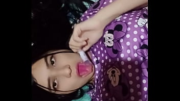 La vecina latina cachonda entra y ve a su vecino blanco masturbándose