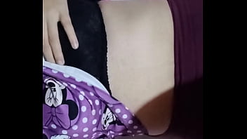 La vecina latina cachonda entra y ve a su vecino blanco masturbándose