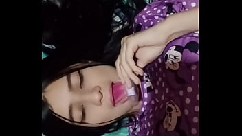 La vecina latina cachonda entra y ve a su vecino blanco masturbándose