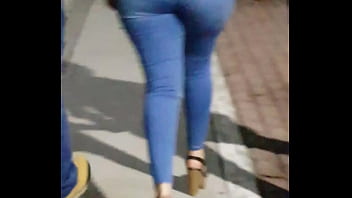Chica buenota caminando se ve bien rica la putita 1a parte Chica buenota caminando se ve bien rica la putita 1a parte
