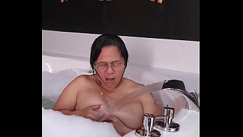 Madrastra caliente en el jacuzzi