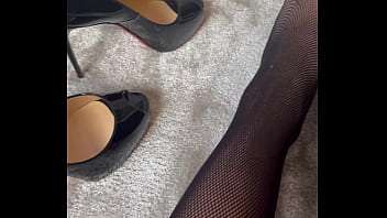 Viens m'enlever mes bas mon chat