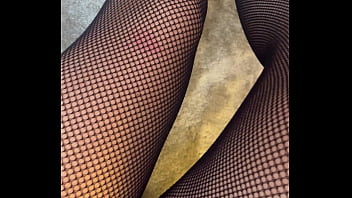 Viens m'enlever mes bas mon chat