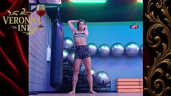 Alongamento solo sensual na academia