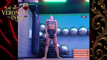 Alongamento solo sensual na academia