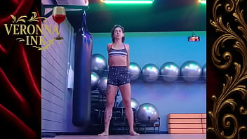 Alongamento solo sensual na academia