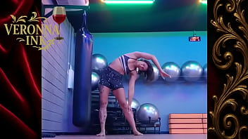 Alongamento solo sensual na academia