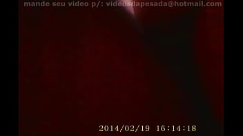 Loirinha fazendo as unhas